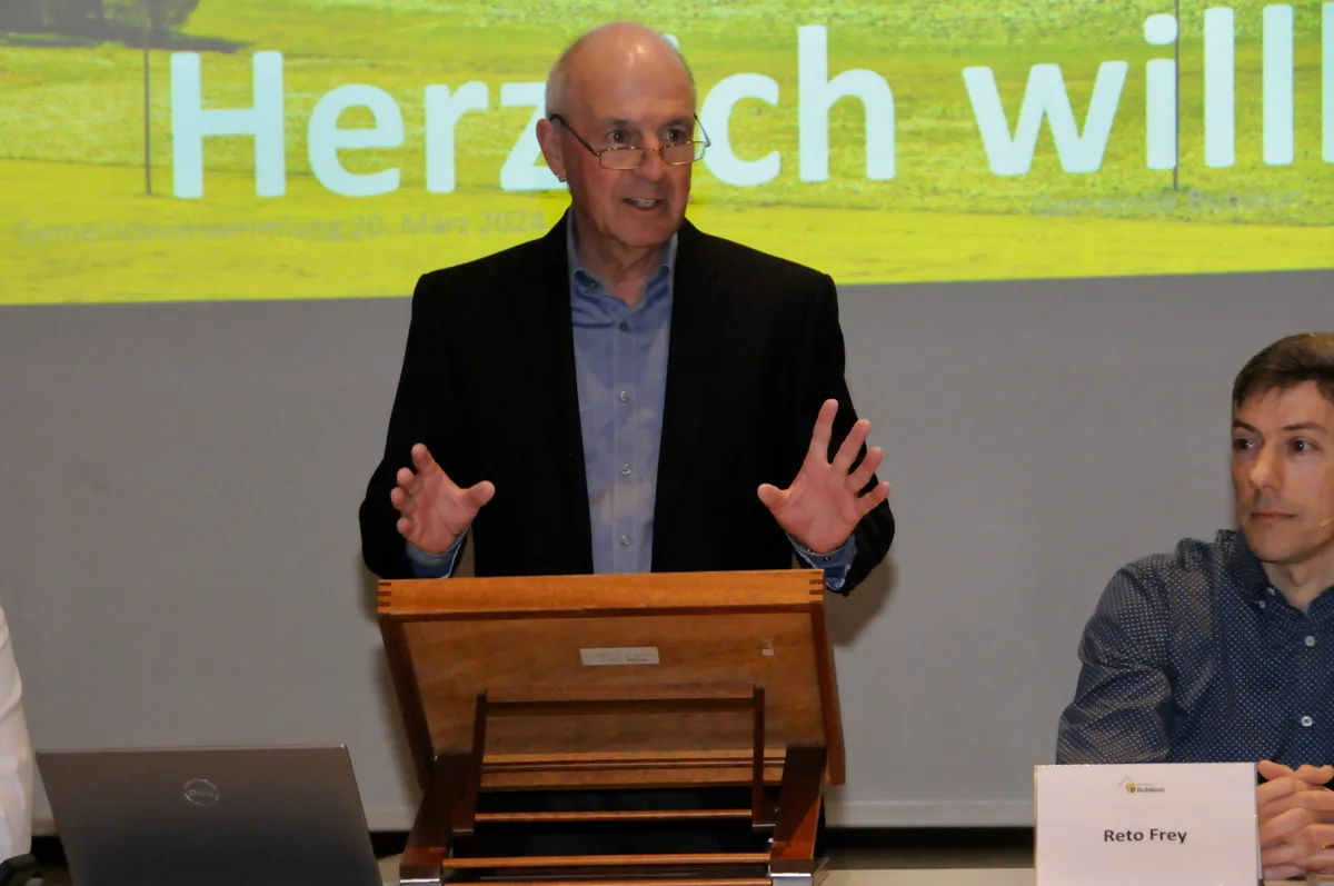 Gemeindepräsident Hans-Christian Angele begrüsst die Gemeinde.